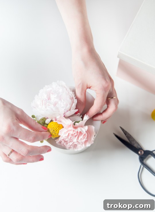 Crafting a Fresh Floral Gift Box 5 DIY fresh flower gift boxes | sugarandcloth.com