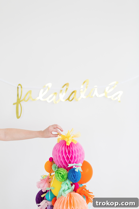 DIY pom pom christmas tree | sugarandcloth.com