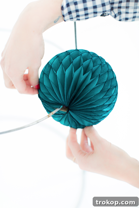 DIY pom pom christmas tree | sugarandcloth.com