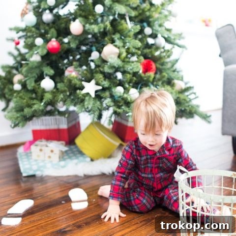 Craft Your Own Santa Footprints 12 DIY santa footprints | sugarandcloth.com