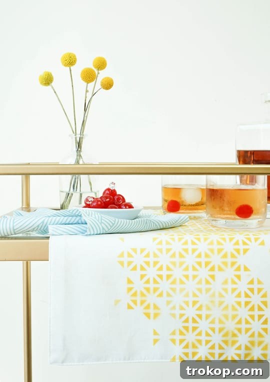 Pixelized Bar Cart Runner: Detail