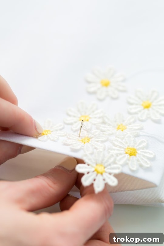 Kendin Yap Peçetelerle Modern Bahar Sofraları 5 Applying daisy appliqués to linen napkins with fabric glue