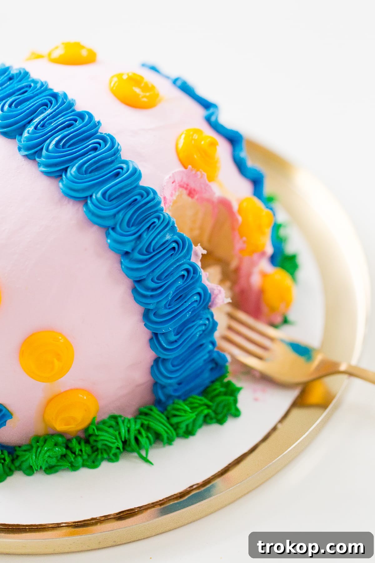 A playful Easter dessert table - sugar and cloth