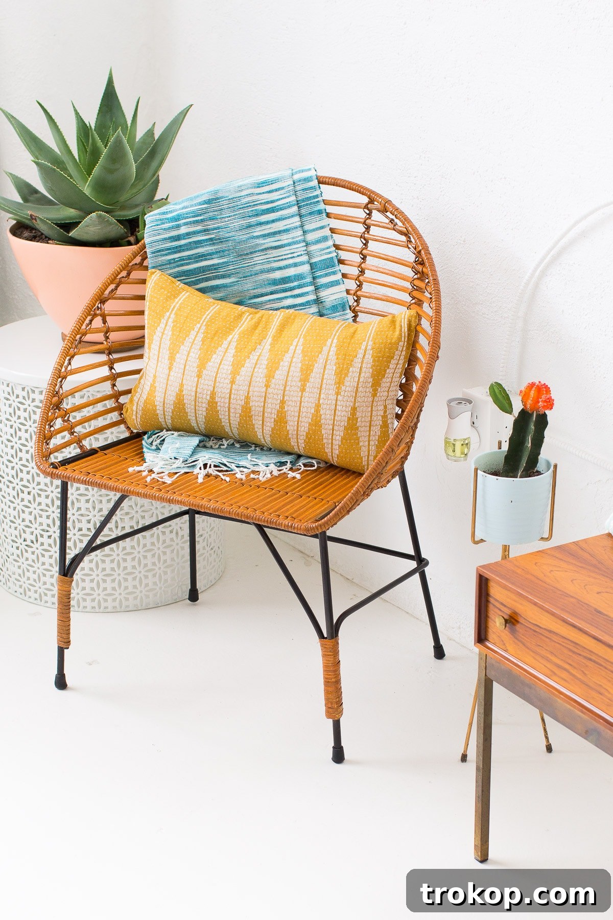Tasseled pillows in desert-style textures for a modern summer dining room