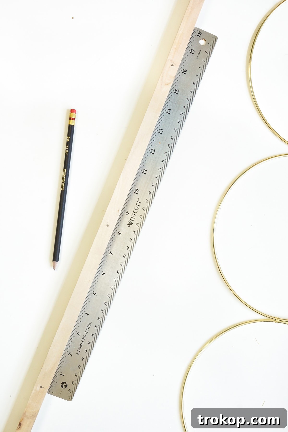 A simple and sophisticated DIY brass ring wall decor to hang at home! - sugar and cloth