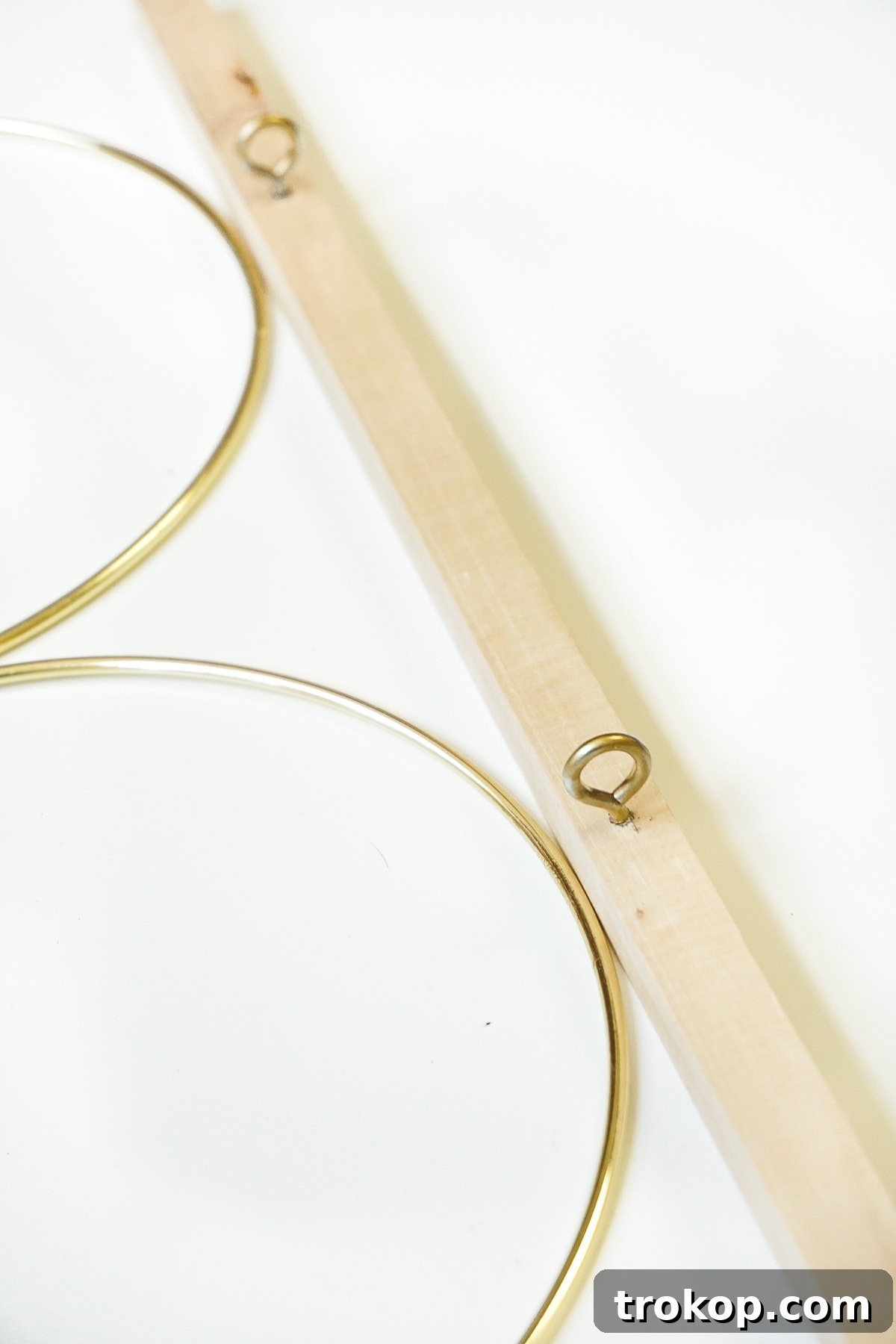 A simple and sophisticated DIY brass ring wall decor to hang at home! - sugar and cloth
