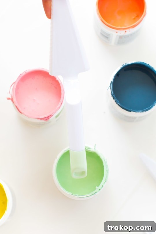 Learn how to make DIY colorblock pizza slice servers. Dip plastic servers in non-toxic paint for a customized, elegant pizza presentation.