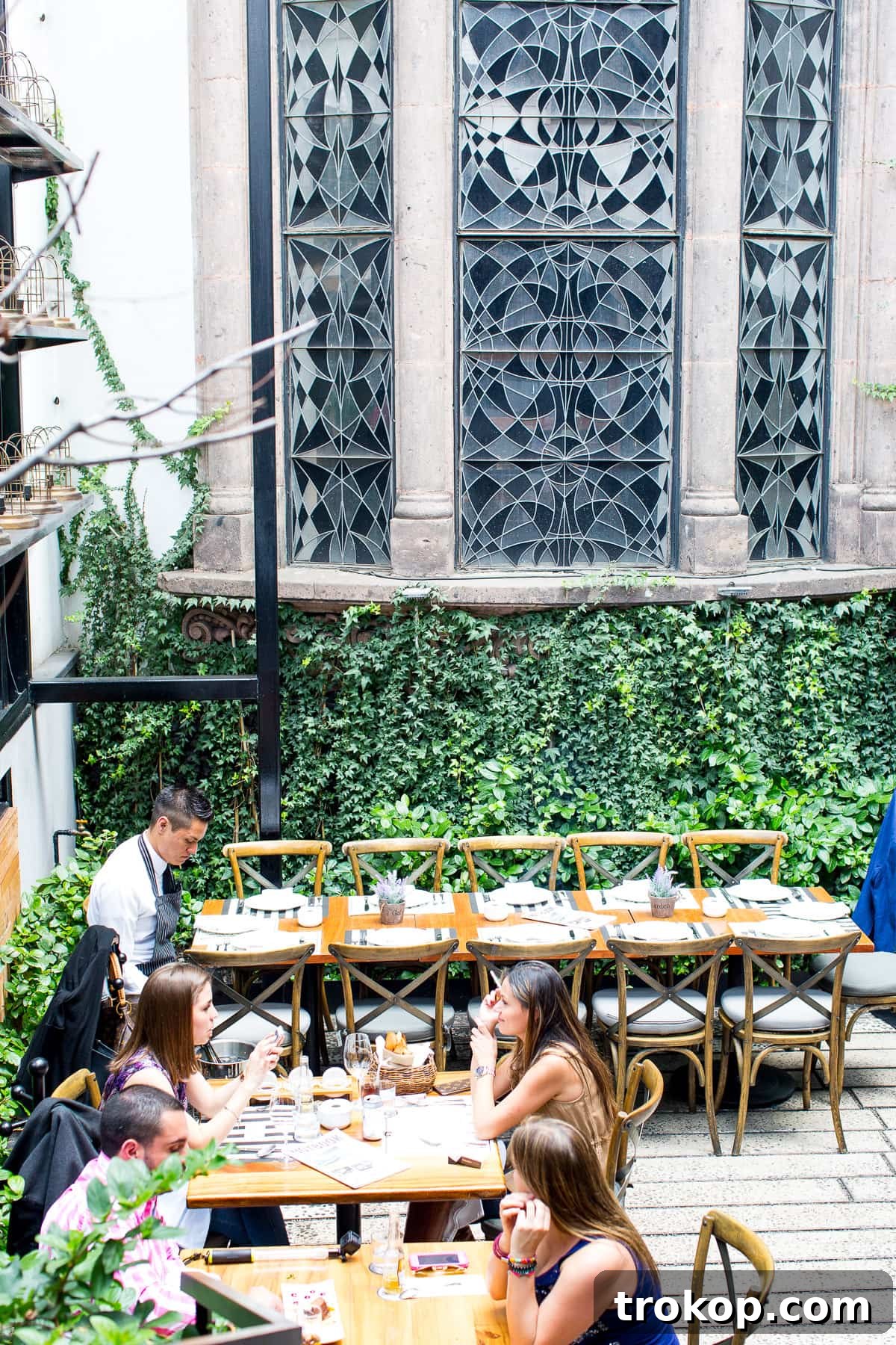 Enjoy expertly crafted cocktails at Comrade, known for its beautiful outdoor seating in Polanco.