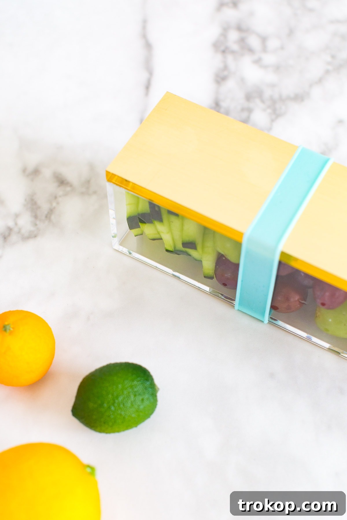Effortless Chic Your 5-Minute Bento Box DIY 6 Nothing says lunch time glam quite like this five minute DIY bento box! - sugar and cloth