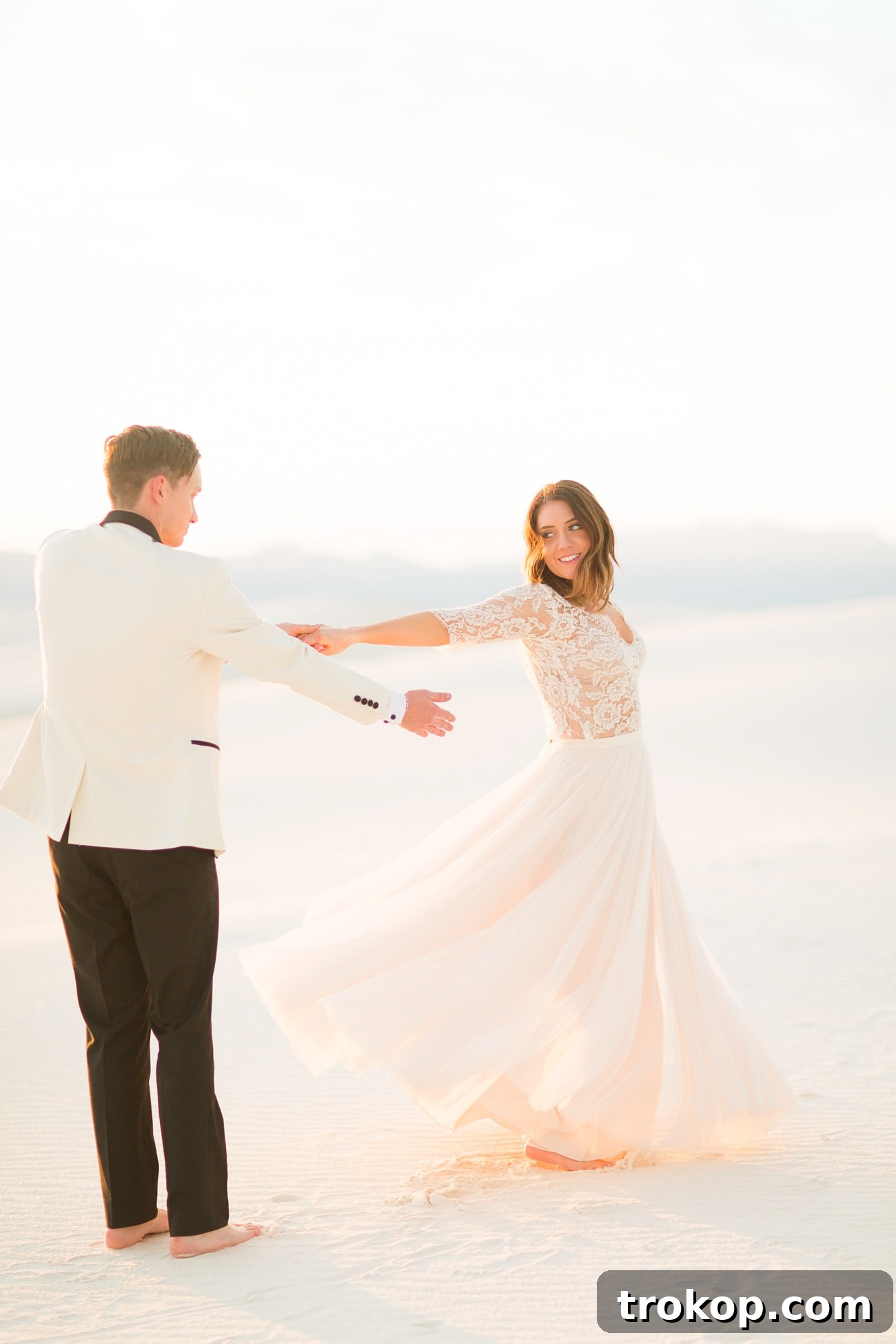 Capturing love: A couple's elopement amidst the white dunes of New Mexico