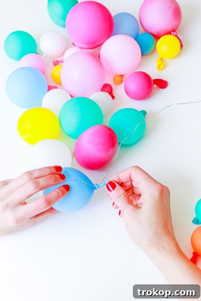 DIY Balloon Cake Topper and Cake Painting Tutorial
Orjinalleştirilmiş başlık:
Elevate Your Cake: A DIY Balloon Topper & Painting Masterclass 7 Step 3 - Threading Balloons onto Floral Wire for Garland Cake Topper