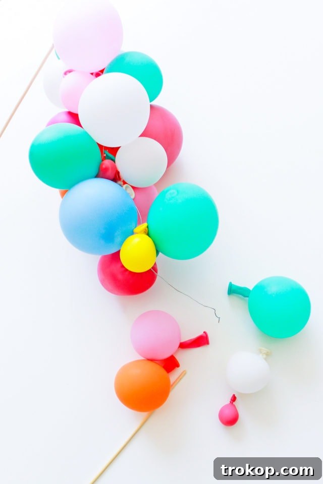 DIY Balloon Cake Topper and Cake Painting Tutorial
Orjinalleştirilmiş başlık:
Elevate Your Cake: A DIY Balloon Topper & Painting Masterclass 9 Step 5 - Securing the Balloon Garland to a Skewer for Cake Topper Base