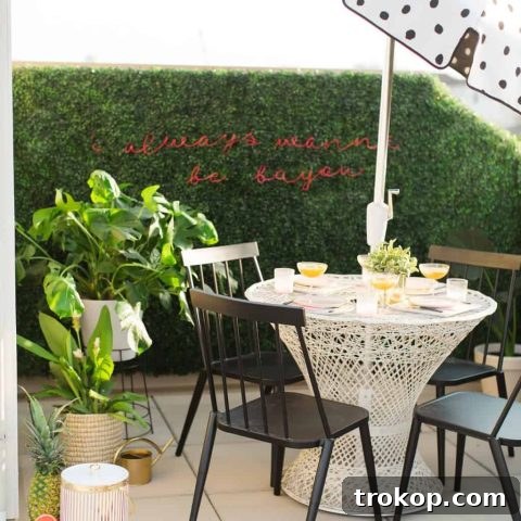 Boxwood Wall & DIY Neon Sign by top houston lifestyle blogger Ashley Rose of Sugar & Cloth