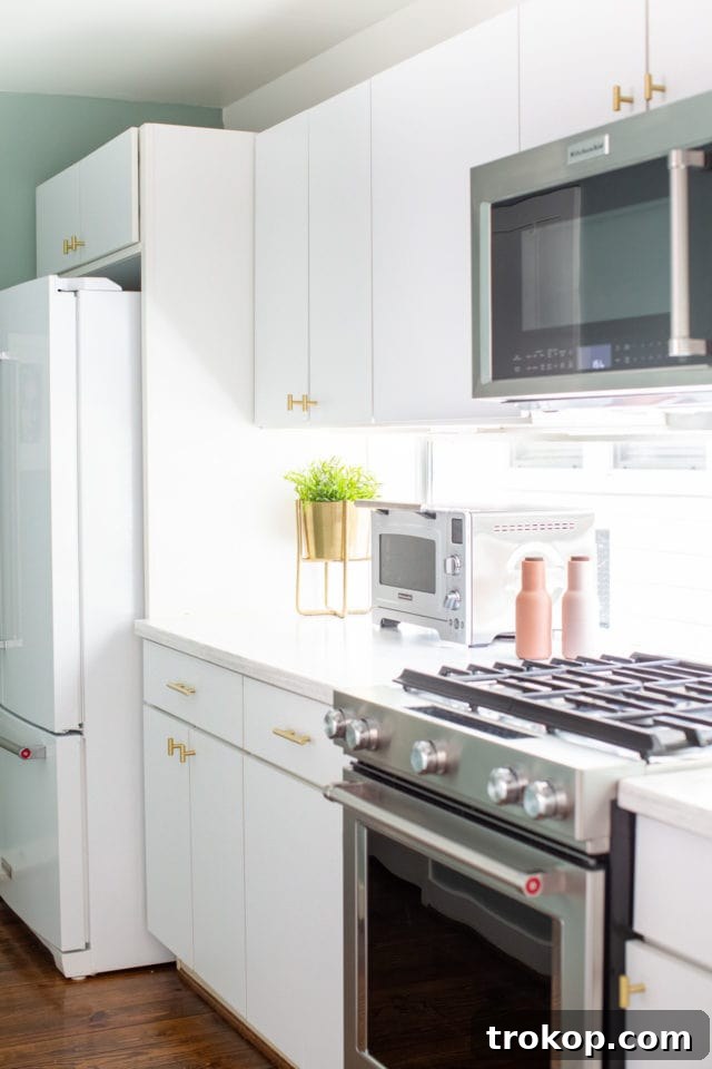 Kitchen Island with Infinity Edge: Showcasing the extended LG HI-MACS countertop and modern design.