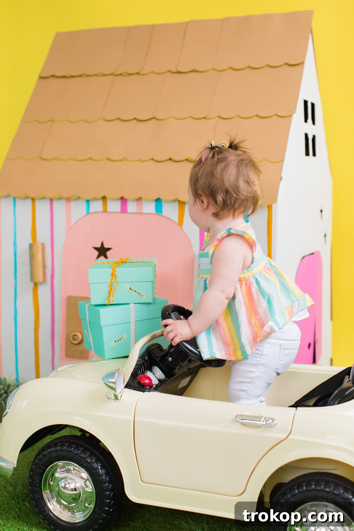 Buying Our Renovation Project 2 Gwen checking out her new house! Sugar & Cloth Casa: How We Went About Buying A House to Renovate by top Houston lifestyle blogger Ashley Rose of Sugar & Cloth #renovate #home #interiors #buying #house #fixerupper #howto