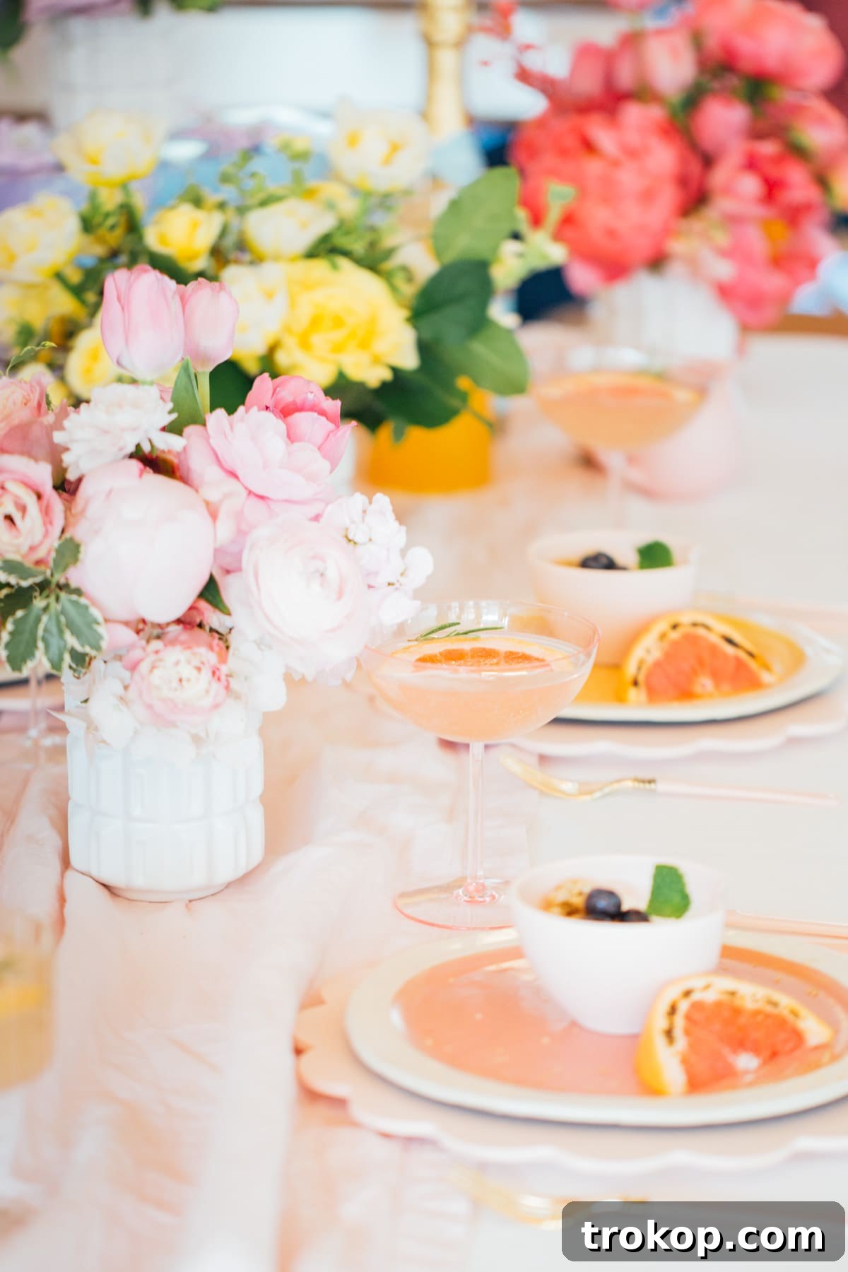 Charming Easter tablesetting ideas featuring pastel colors and elegant details