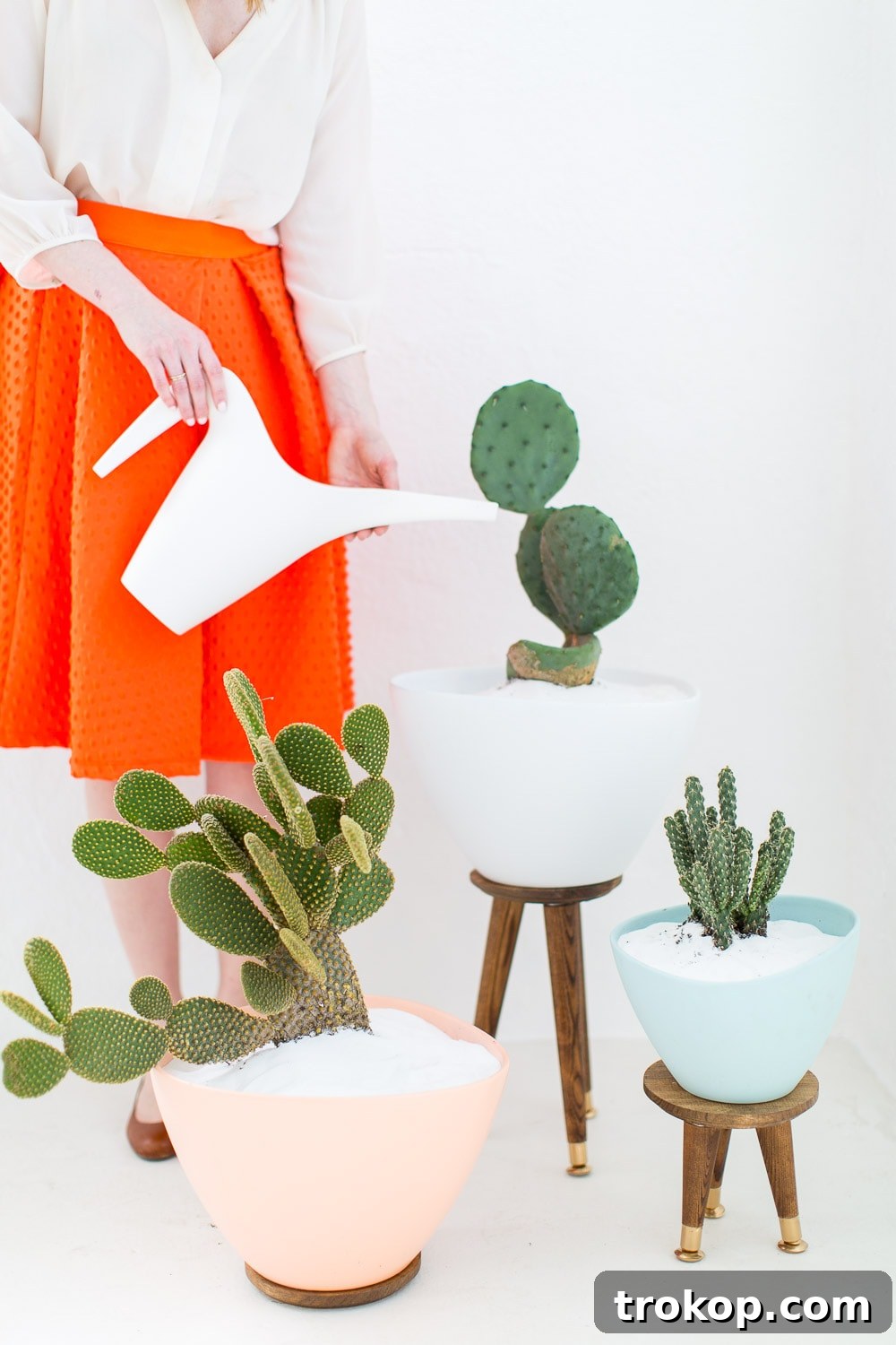 The Plant Mom's Mother's Day Gift Guide: Buy or DIY 5 DIY Mid Century Planters & Stand for budget-friendly modern decor by Sugar & Cloth