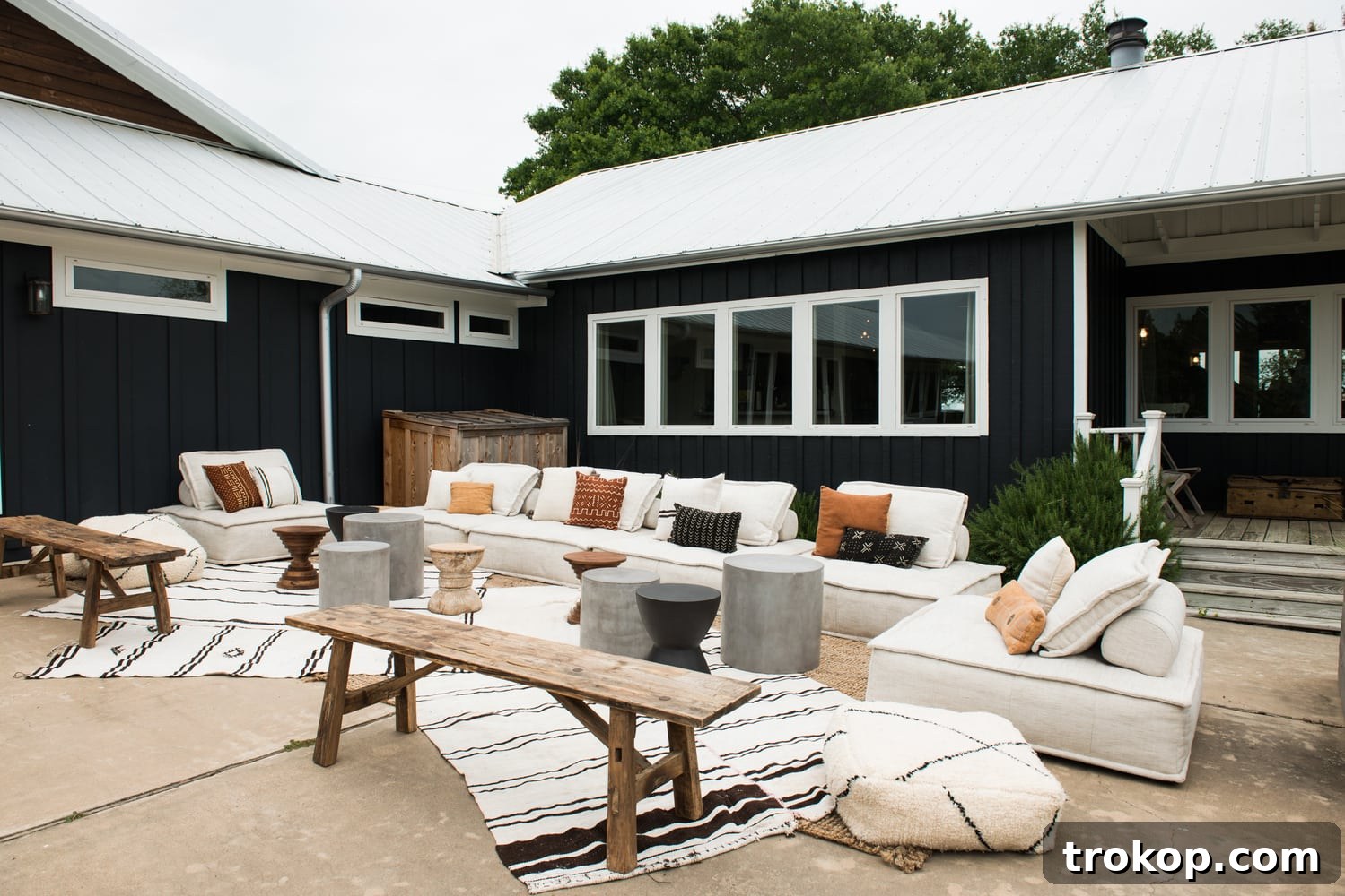 Vintage Round Top: A Modern Woman's Take 2 Vintage Round Top Outdoor Setting by top Houston lifestyle blogger Ashley Rose of Sugar & Cloth