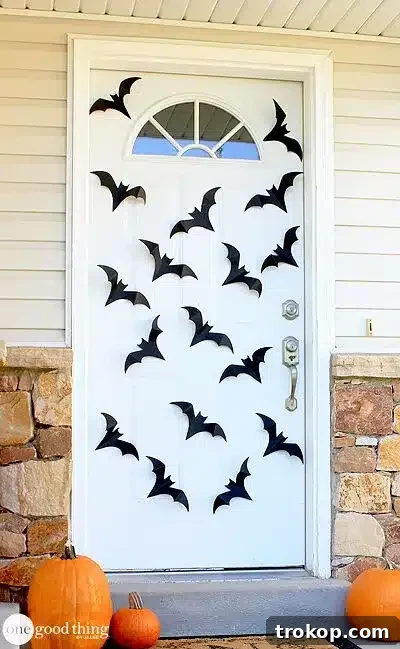 DIY giant spider decoration for Halloween